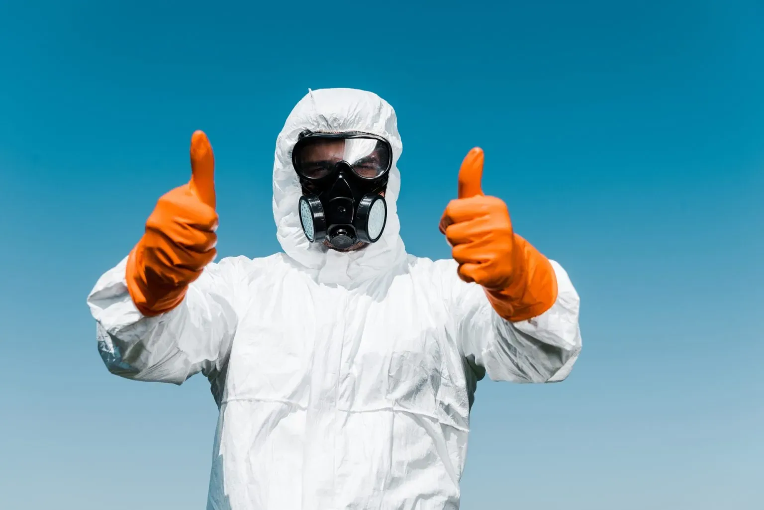 Technicien équipé pour une intervention anti-nuisibles